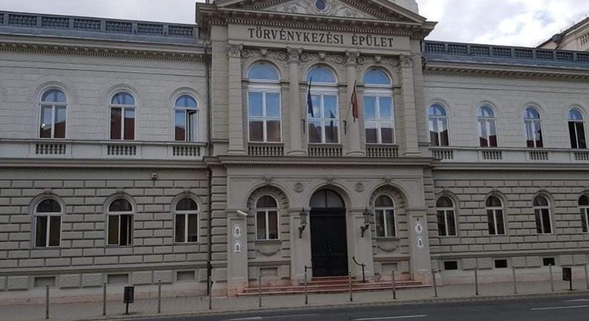 Életfogytiglant kapott a férfi, aki ollóval próbált meg leszúrni egy győri lakost a lépcsőházban