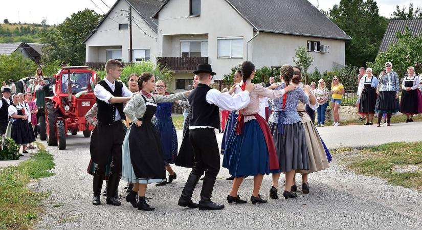 Szőlőharang, traktorok és néptáncosok