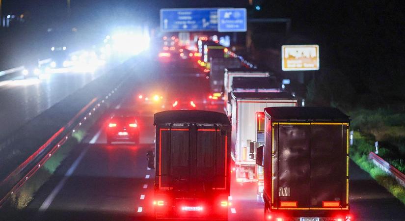 Újabb őrült ötlet Brüsszeltől: Éjszakai vezetési tilalom és 90-es sebességkorlát jöhet