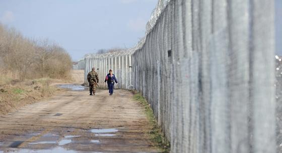 Fiatalkorú török migráns fenyegette fegyverrel a magyar rendőröket Mórahalomnál