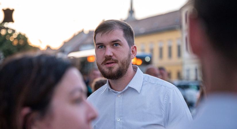„Hú, ezt nagyon elbasztam” – bekapcsolva maradt a Momentum elnökének mikrofonja a parlamentben