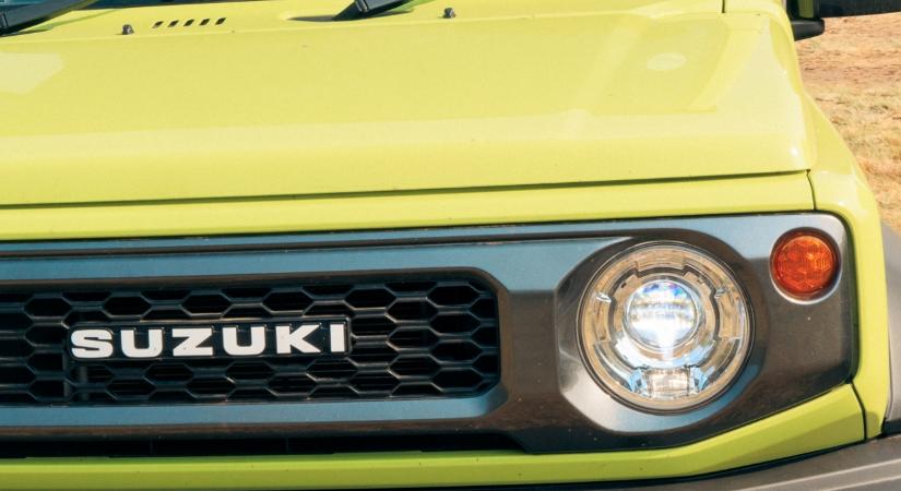 Egy rakás Suzuki kellett a furcsa világrekordhoz