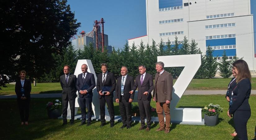 Közép-Európa legkorszerűbb takarmányüzemét avatták fel Dabason