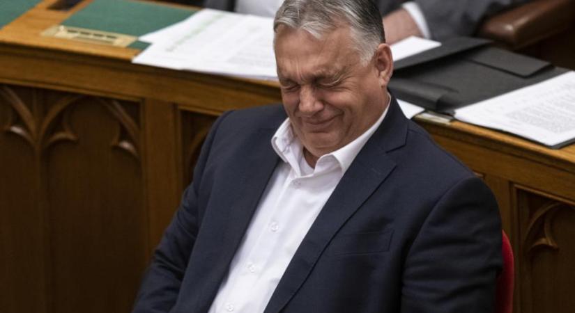 Orbán Viktor fideszes felsővezetőkkel, Kósa Lajossal, Németh Szilárddal reklámozza a TV2 tehetségkutatóját (videó)