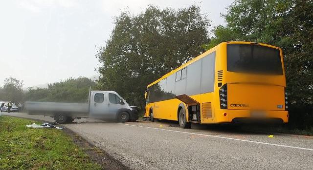 Leszakadt a kisteherautó eleje, amikor távolsági busszal ütközött – a sofőrt mentőhelikopterrel vitték kórházba