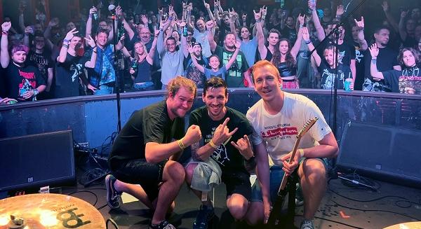 Új dallal és klippel jelentkezett a debreceni punk rock trió: 'Hátország'