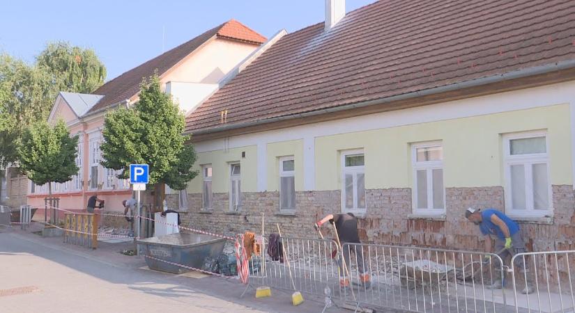 Elkezdődött a Vörösmarty utcai óvoda főhomlokzatának felújítása