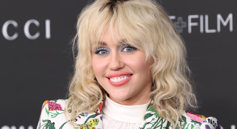 Miley Cyrus búcsút intett szőke tincseinek - az énekesnő egy meglepő frizurával köszöntötte az őszt