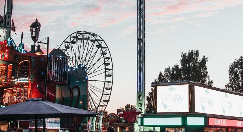 Horror a vidámparkban: fejjel lefelé lógva rekedtek egy meghibásodott játékon