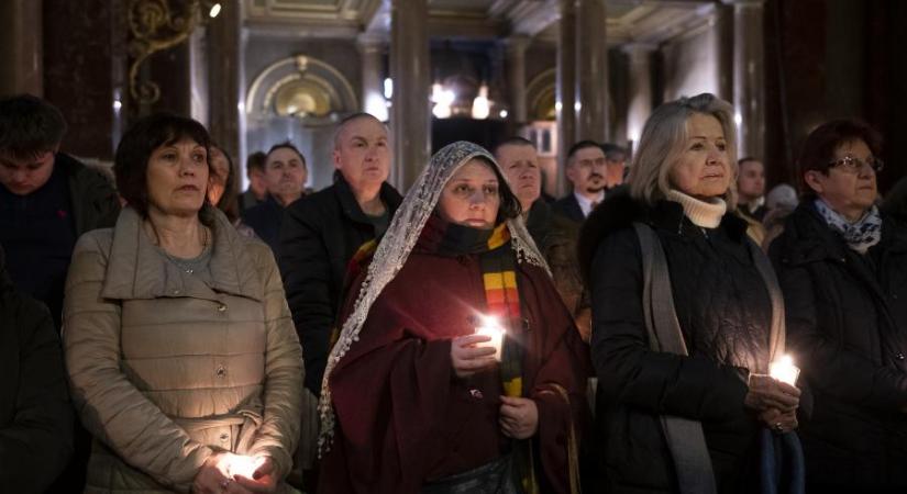 Ilyen még nem fordult elő: Kisebbségbe kerültek a vallásosak, eltűnt majd’ egymillió katolikus