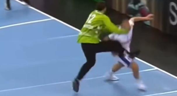 Nyakánál fogva rántotta földre ellenfelét egy kézilabdakapus