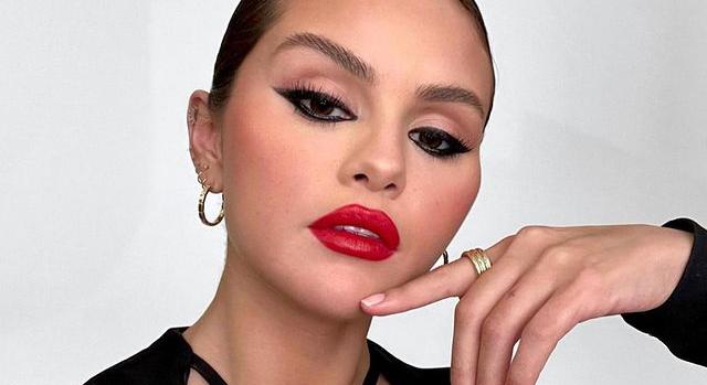 Selena Gomez nem sokat hagyott a képzeletre: Párizsban divatozik az énekesnő