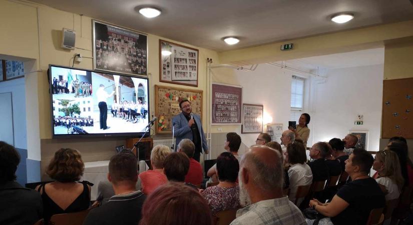 Egy kicsit elbeszélgetnek a Táncsics-os diákok szüleivel Siklóson