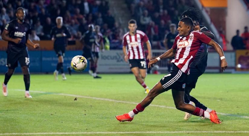 Előbb kiejtette a Premier League-csapatot, majd megkapta a piros lapját