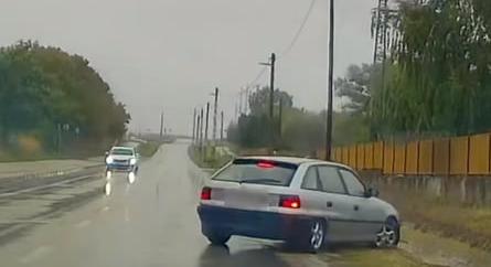 Szakadó esőben vesztette el az irányítást egy Opel Astra sofőrje Kisfaludon