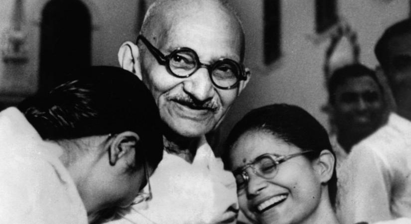 Gandhi lemondott a szexuális örömökről, ugyanakkor meztelen nőkkel fürdött és aludt (18)