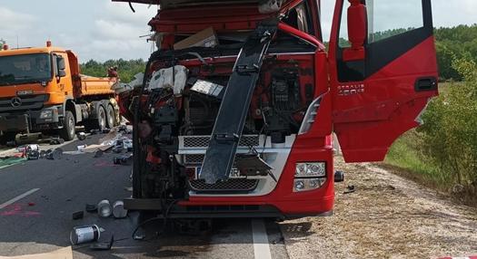 Most egy kamion semmisített meg egy energiaelnyelő dobozt, ami a közutasokat védi