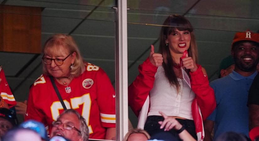 Őrület! Mindenki a popsztárral randizó NFL-játékos mezét akarja megvenni