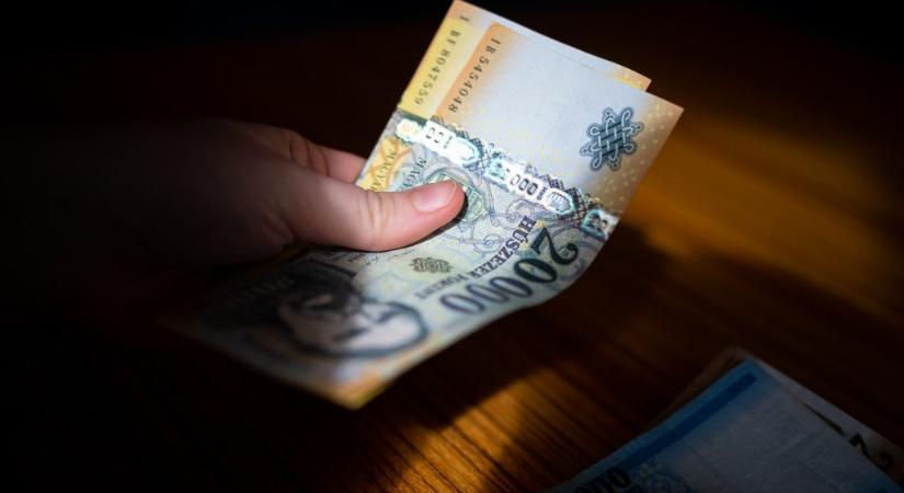 Zsebbe vágó: már napi 75 millió forintot nyúlnak le a csalók a bankszámláinkról