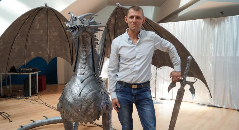 Egy sárkány foglalta el a Csaba Center színpadát