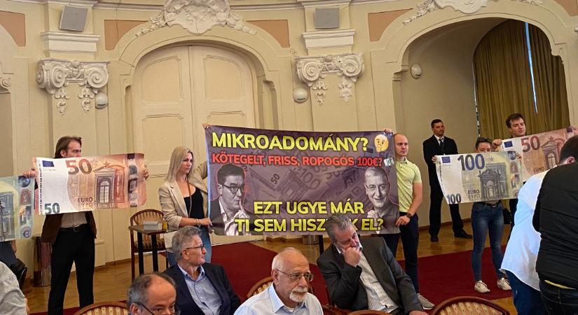 Kötegelt, friss, ropogós 100 – a Fidelitas akciózott a Fővárosi Közgyűlésben
