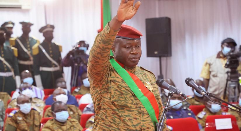 Burkina Faso: a junta felfüggesztett egy francia magazint „valótlan” hírek miatt