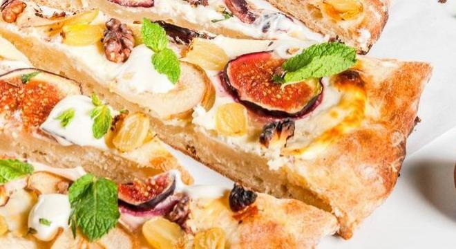 Őszi gyümölcsös-krémsajtos pizza – nem hagyományos, de isteni
