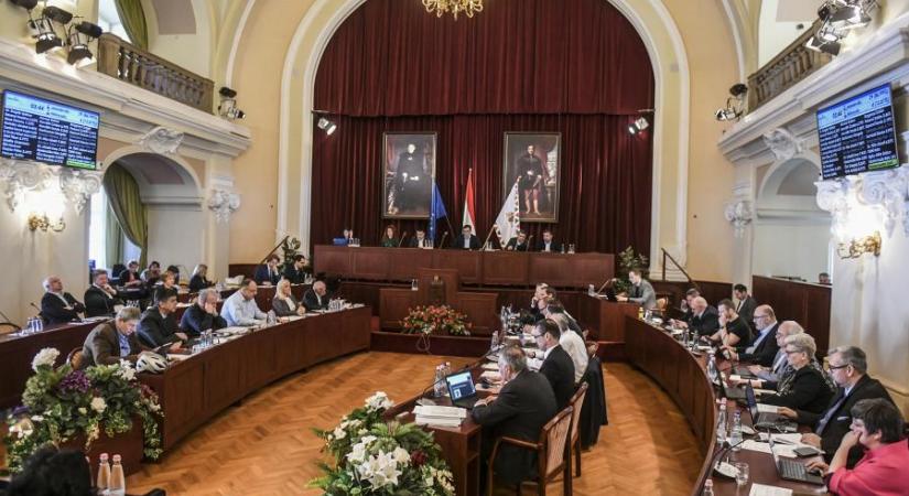 Azonnali jogvédelmet rendeltek el a szolidaritási adó miatt indított perben, a számvevőszék nem emelhet le pénzt a fővárosi önkormányzat számlájáról
