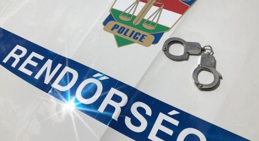Lakásajtót és kaputelefont rongált a férfi Orosházán