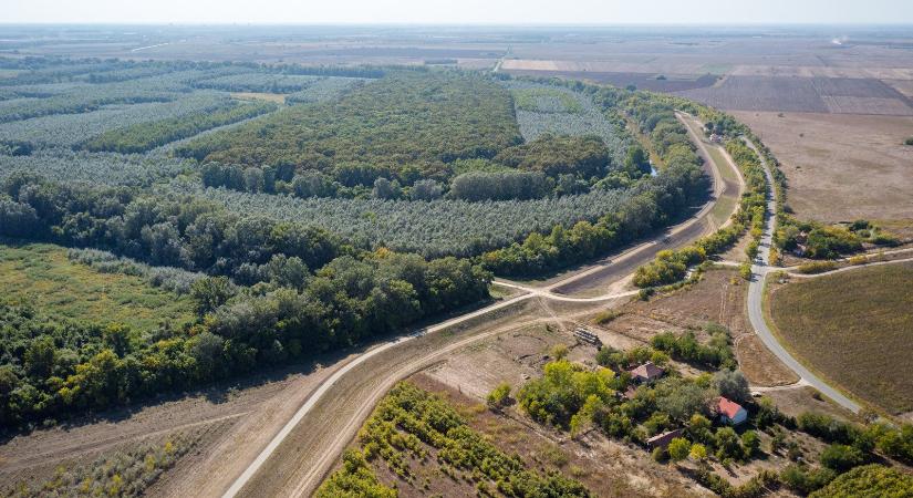 Ópusztaszert is védi az árívztől a Tiszán átadott közel 10 kilométernyi töltés