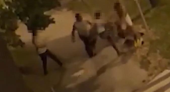 Megrázó felvételen, ahogy a tömegverekedés végén hasba szúrnak egy férfit - videó