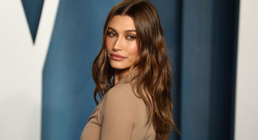 Hailey Bieber forró csoki manikűrje az igazi őszi köröm