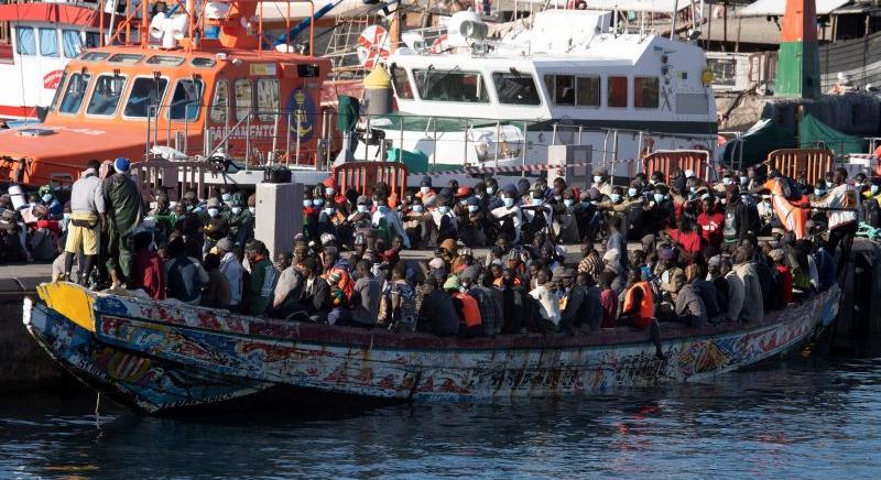 Megteltek a Kanári-szigeteken a menekülttáborok, szó szerint nem férnek el a migránsok