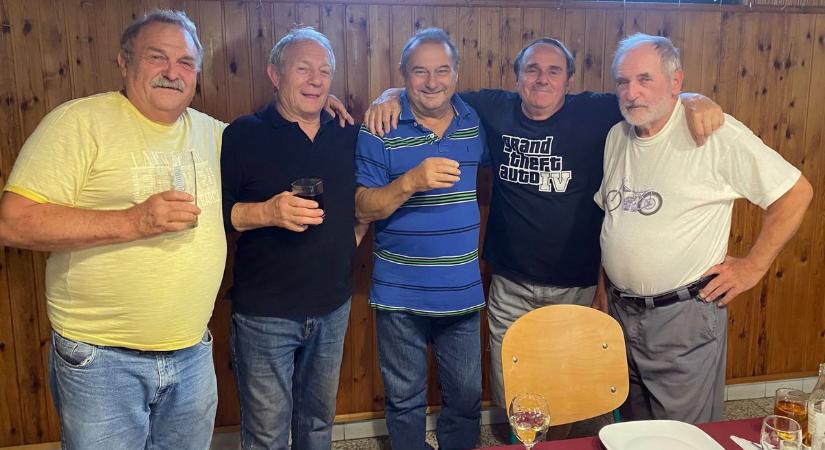 Teltházas bulin pörgettek a csabai Nádasban a retródiszkó legendái