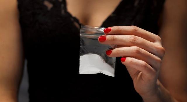 Kirúgták a pilótát, aki a hazaút előtt kokaint szívott fel egy félmeztelen nő melléről
