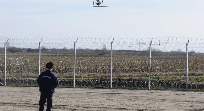 Folyamatosan lőnek a migránsok a magyar rendőrökre a déli határon