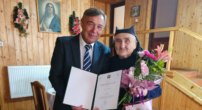 Kilencvenedik születésnapjára is népviseletbe öltözött a pataki szépkorú