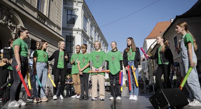 Együtt énekeltek a győri iskolások
