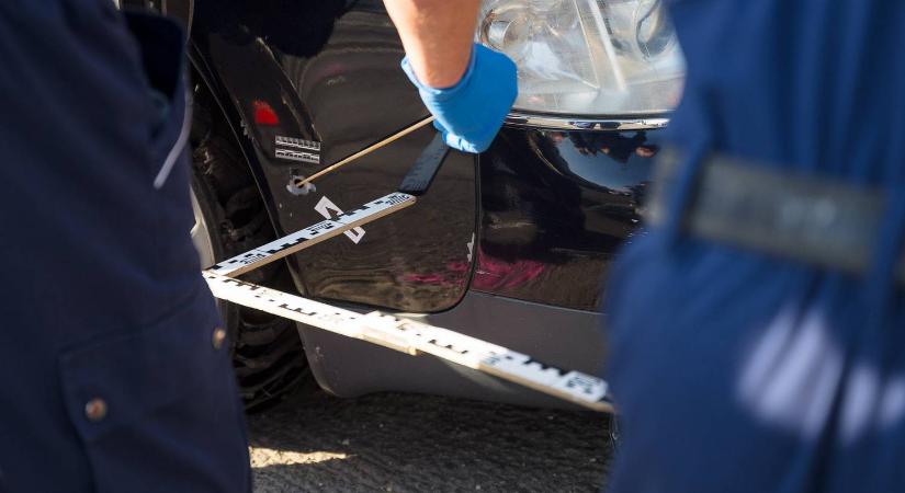 Mint a filmekben: kilőtte a rendőr a menekülő autó kerekét