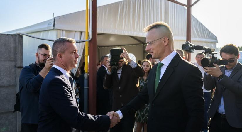 A belvárosi sportcipőbolt után most felvidéki pékségbe ugrott be Szijjártó