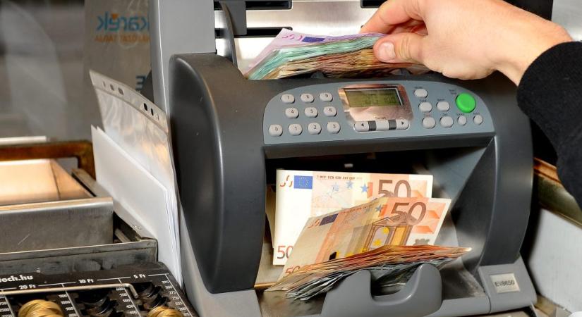 Gyengült a forint, legtöbbet a dollár drágult
