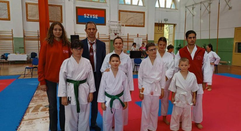 Számos éremmel tértek haza a hevesi karatékák Borsodból