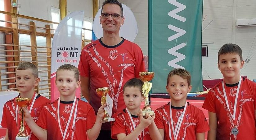A névadóra emlékeztek a fiatalok a tornacsarnokban
