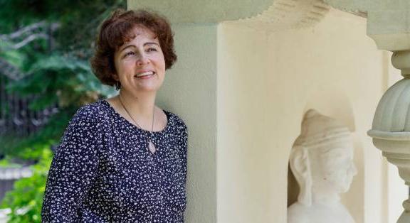 „Kegyelemnek érzem, hogy itt élhetek és végezhetem a dolgomat” - Beszélgetés Fajcsák Györgyivel, a Hopp Ferenc Ázsiai Művészeti Múzeum Móra Ferenc-díjjal kitüntetett igazgatójával