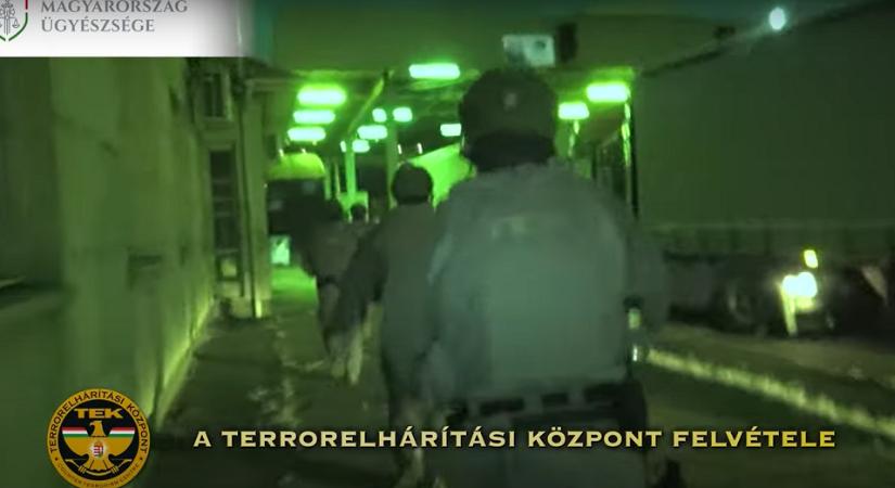 „Meg lehetne oldani 1500 euróval” – korrupcióval gyanúsított határőrökre csapott le a TEK – videóval!