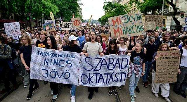 Hamis információval rémisztgetik a pedagógusokat, akiknek már csak két napjuk maradt eldönteni, hogy alávetik-e magukat a státusztörvénynek