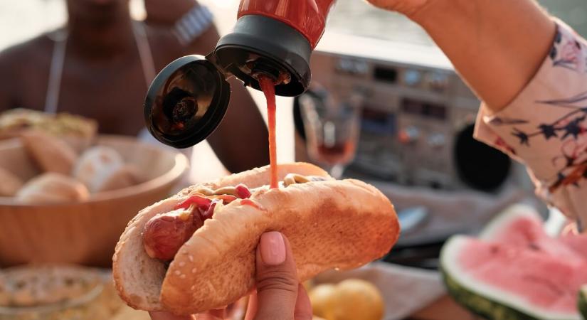 Hagyd az ütögetést! Így szedd ki a ketchupot az utolsó cseppig a flakonból - Videó