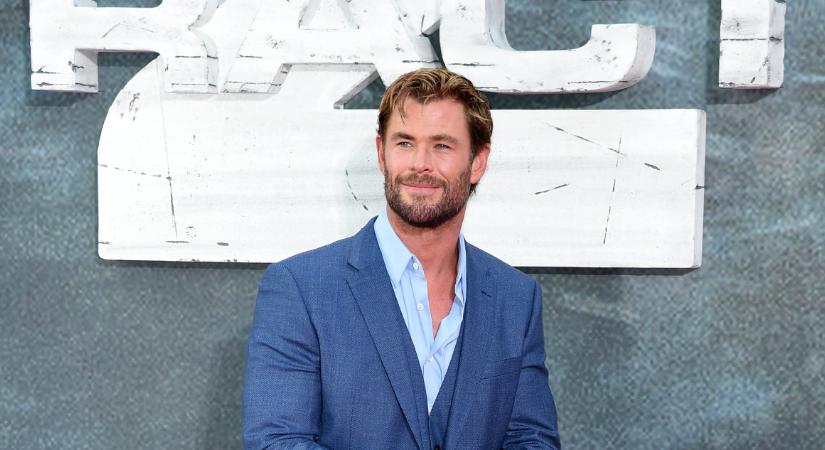 Aranyos videót osztott meg Chris Hemsworth kislányáról, aki éppen a Thort nézi