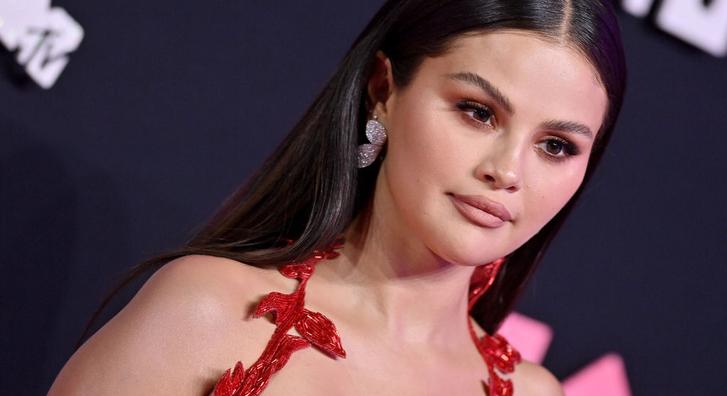 Selena Gomez stílusos viseletben járta Párizs utcáit