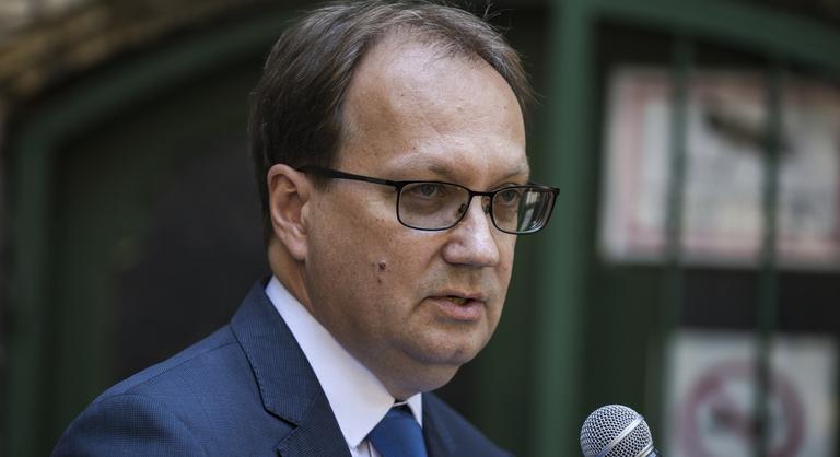 Visszavonták Hoppál Péter miniszteri biztosi kinevezését, aztán jött Orbán Viktor